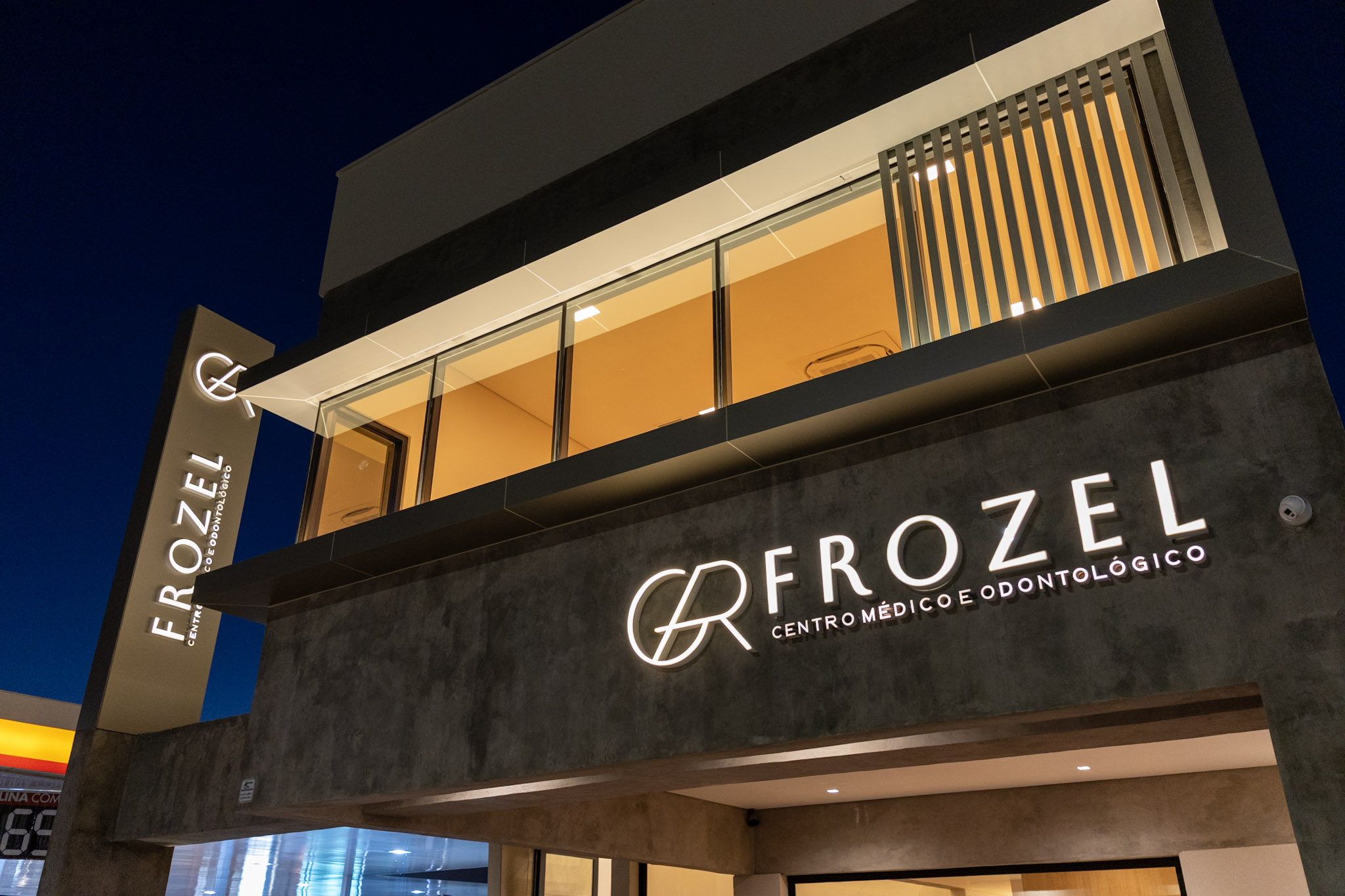 Fachada noturna FROZEL Centro Médico e Odontológico